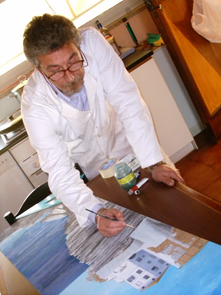 Antonio Bara mentre completa una delle sue opere
